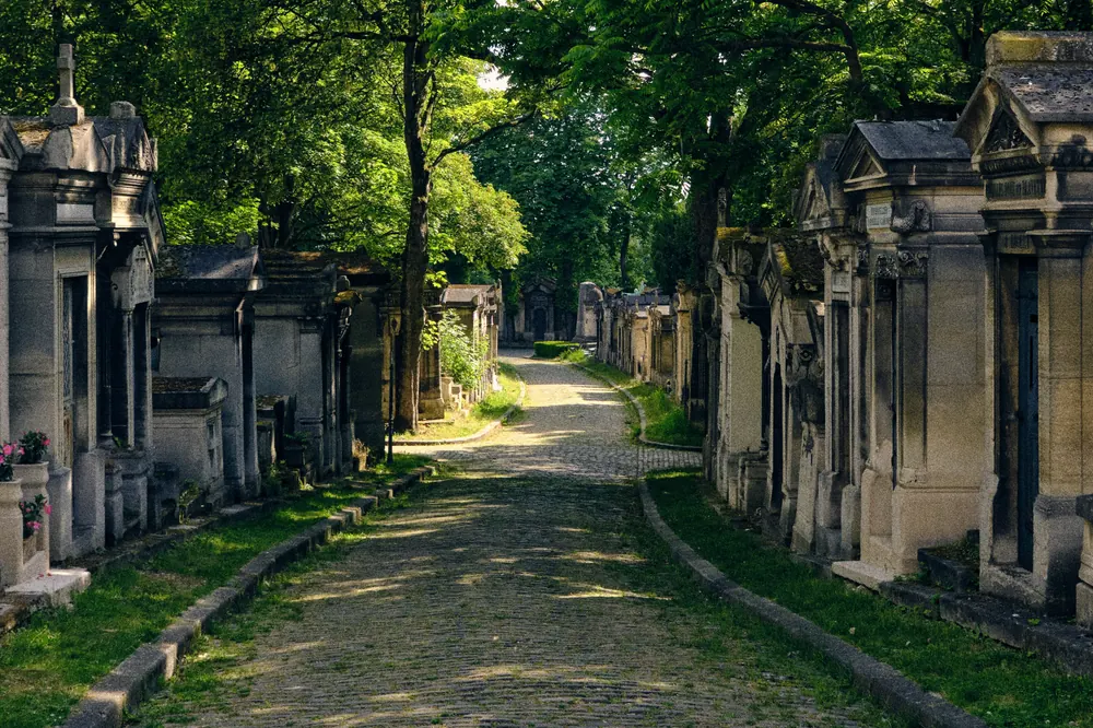 Allée d’un cimetière bordée de chapelles