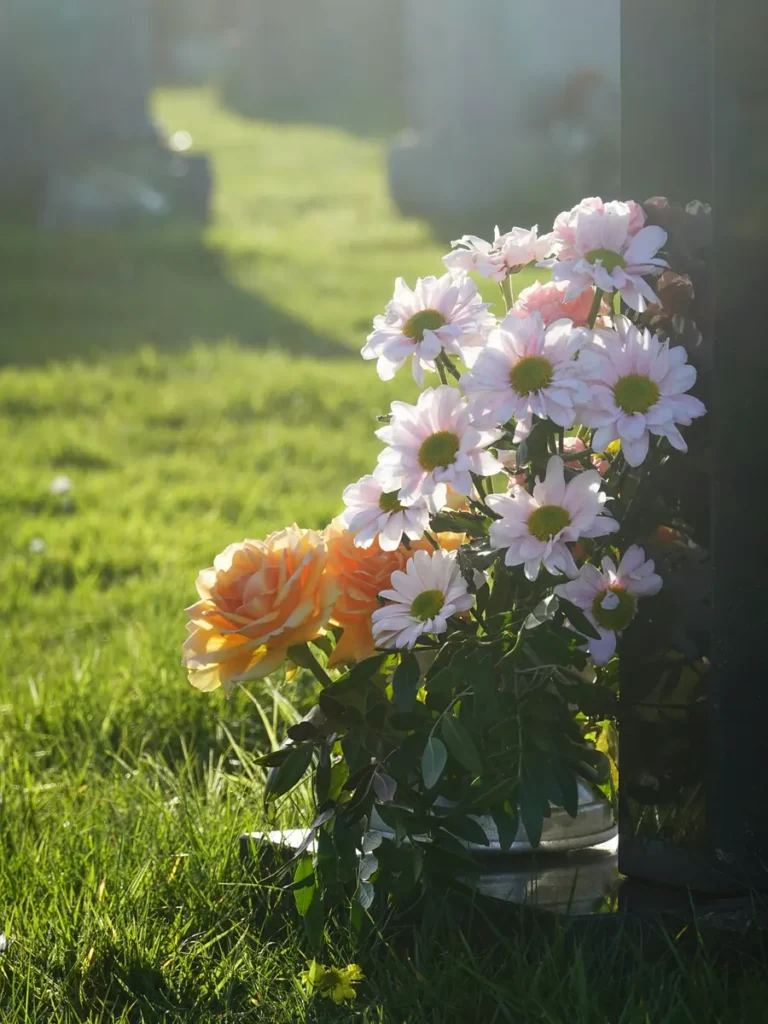 Bouquet de fleurs dans un cimetière