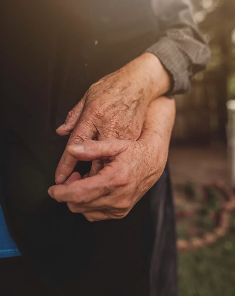 Mains jointes d’une personne âgée